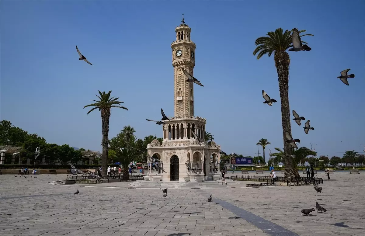 İzmir'de kent merkezinde bayram sessizliği hakim