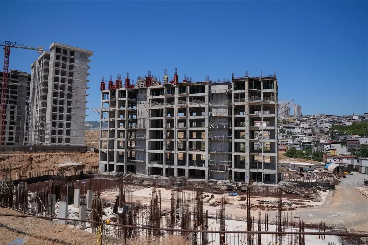 İzmir'de Konut Projeleri Mağdurları Çözüm Arıyor