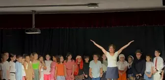 İzmir'de İlkokul Öğrencilerinden Yıl Sonu Tiyatro Gösterisi