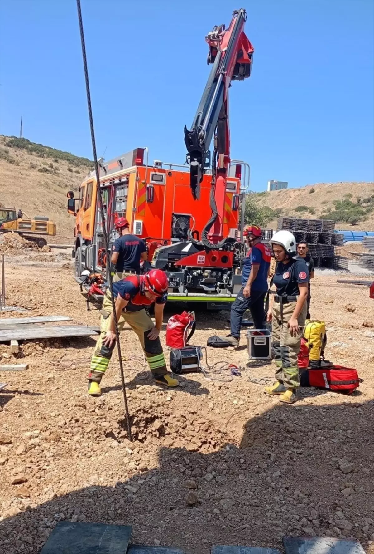 Aliağa'da 15 Metre Derinliğindeki Kuyudan Kurtarılan Kişi Hastaneye Kaldırıldı