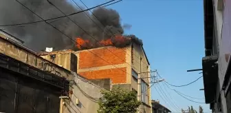 İzmir'de Metruk Binada Çıkan Yangın Kısa Sürede Yaygınlaştı