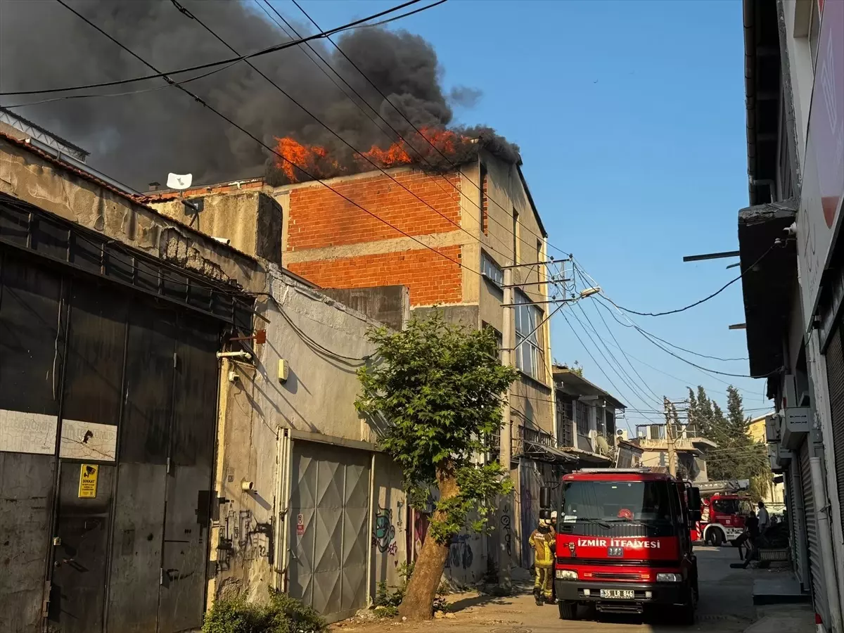 İzmir'de Metruk Binada Çıkan Yangın Kısa Sürede Yaygınlaştı