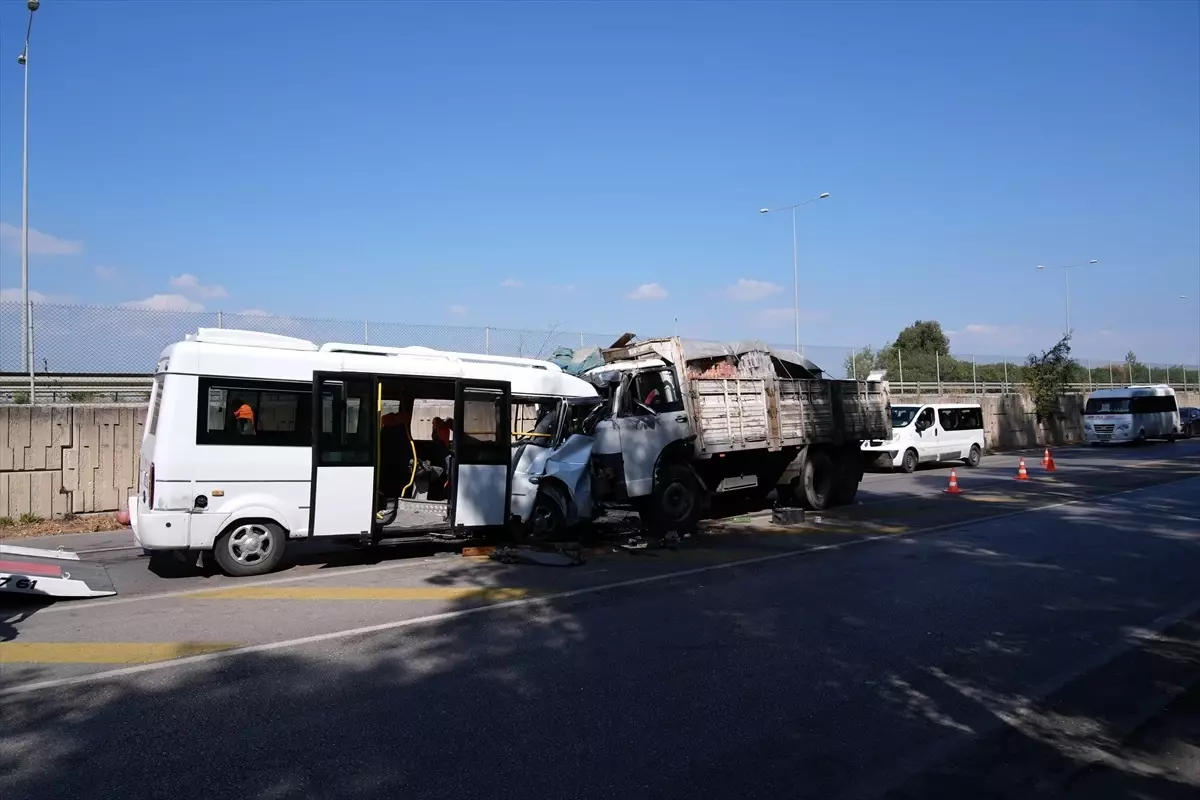 İzmir'de Minibüs ve Kamyon Çarpıştı: 2 Yaralı
