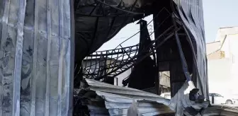 İzmir Buca'da Atık Yangını Mobilya Deposunu Kül Etti