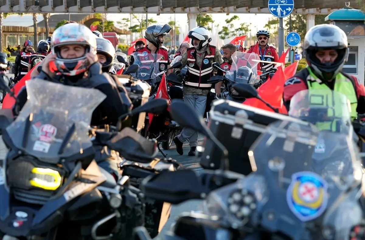 İzmir'de motosiklet ve bisikletliler 15 Temmuz için etkinlik düzenlendi