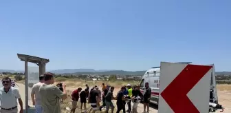 Menderes'te Motosiklet Yayaya Çarptı, 2 Yaralı