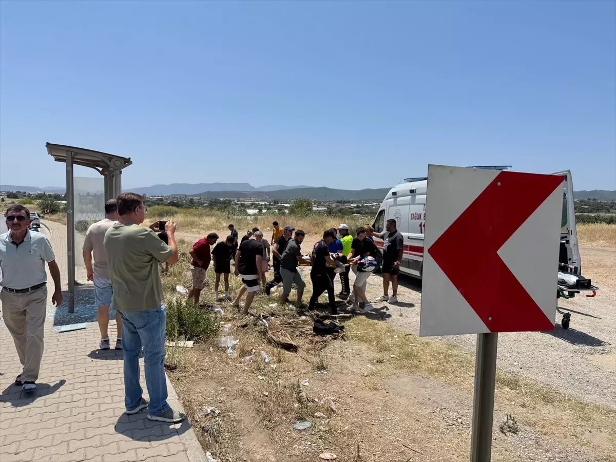 Menderes'te Motosiklet Yayaya Çarptı, 2 Yaralı