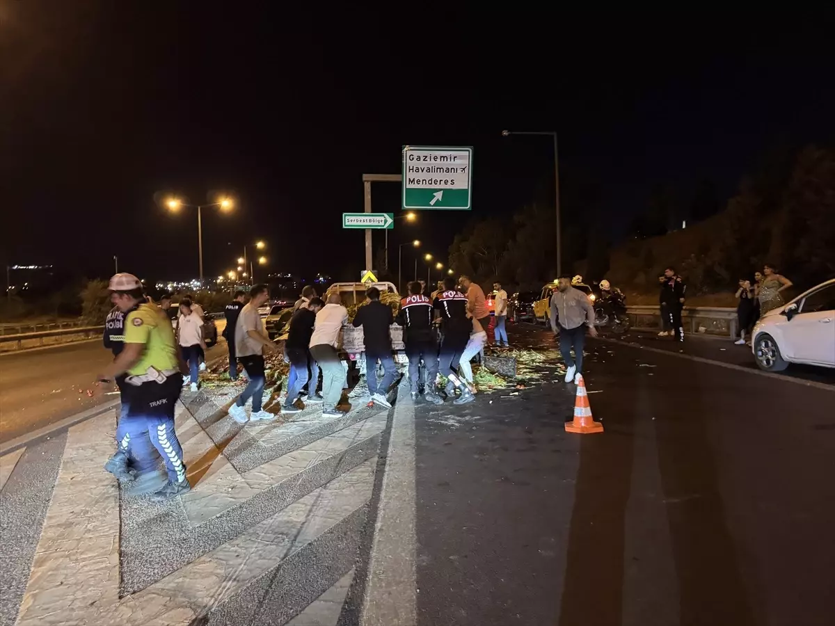 Gaziemir'de Kamyonet Bariyerlere Çarptı: 3 Kişi Yaralı