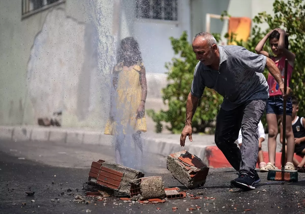 Karabağlar'da Patlayan Su Borusu İki Gündür Onarılmadı