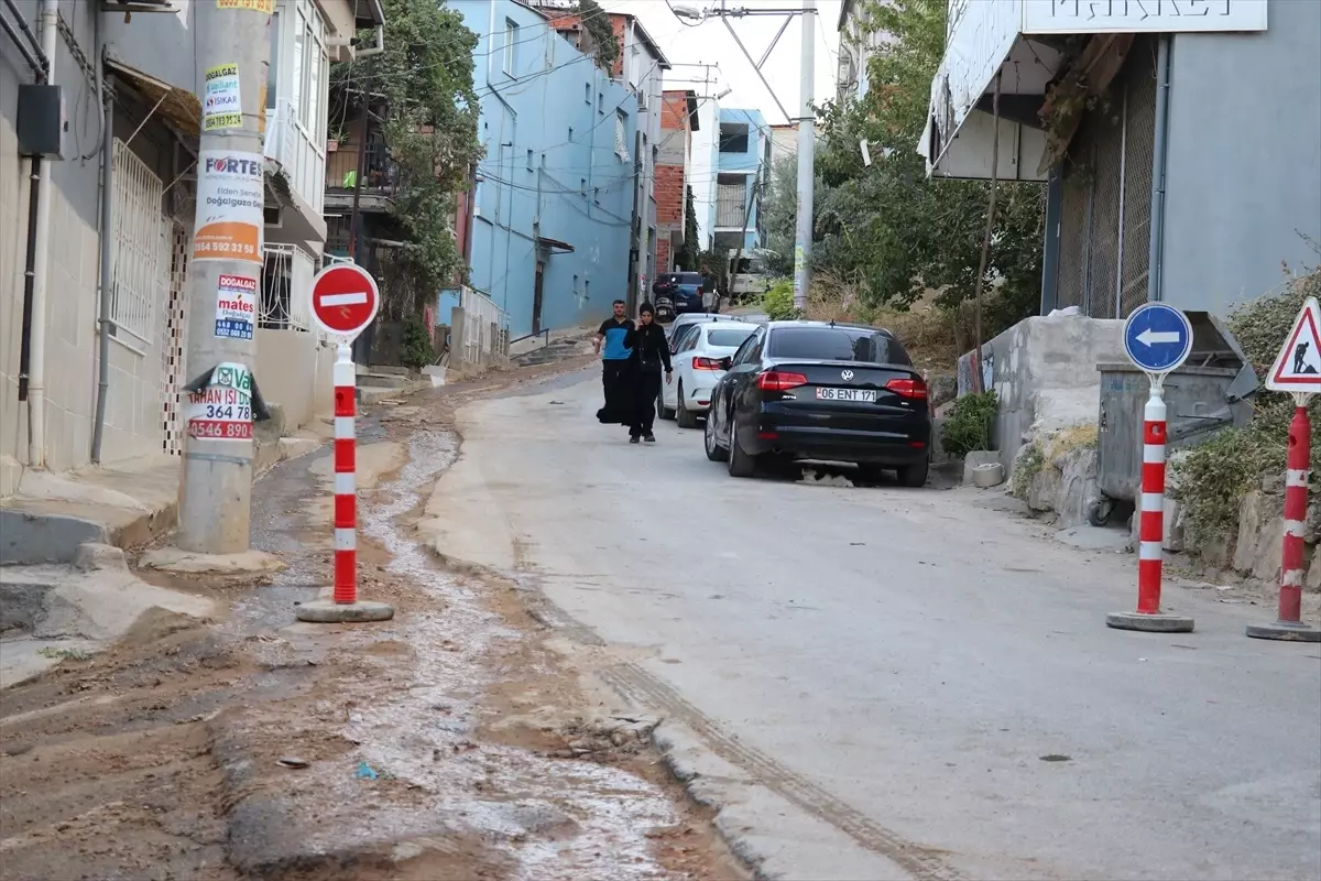 Karabağlar'da Patlayan Su Borusu Mahalleyi Zorda Bıraktı