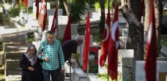 İzmir'de şehit yakınları bayramda şehitliği ziyaret etti