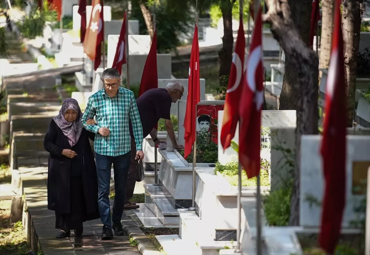 İzmir'de şehit yakınları bayramda şehitliği ziyaret etti