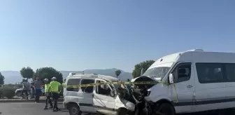 İzmir'de Servis Minibüsü ve Hafif Ticari Araç Çarpıştı: 1 Ölü, 12 Yaralı