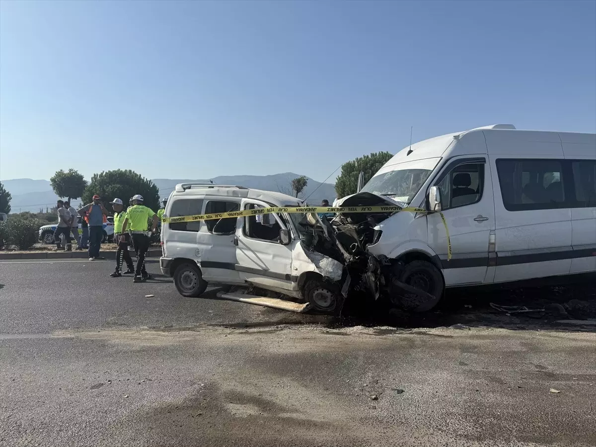 İzmir'de Servis Minibüsü ve Hafif Ticari Araç Çarpıştı: 1 Ölü, 12 Yaralı