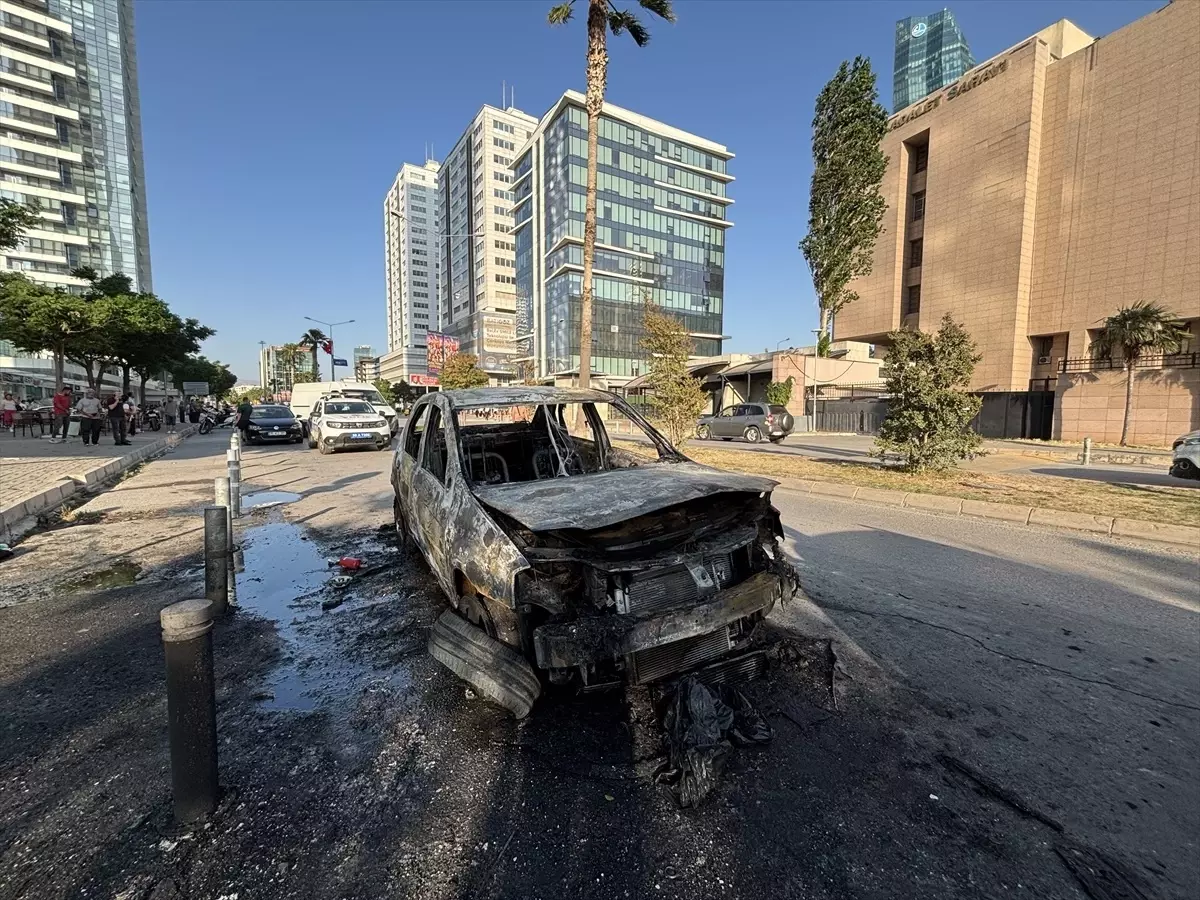 İzmir'de seyir halindeki otomobil yandı