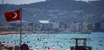 İzmir'de Sıcak Hava Dolayısıyla Çeşme Sahilleri Doldu