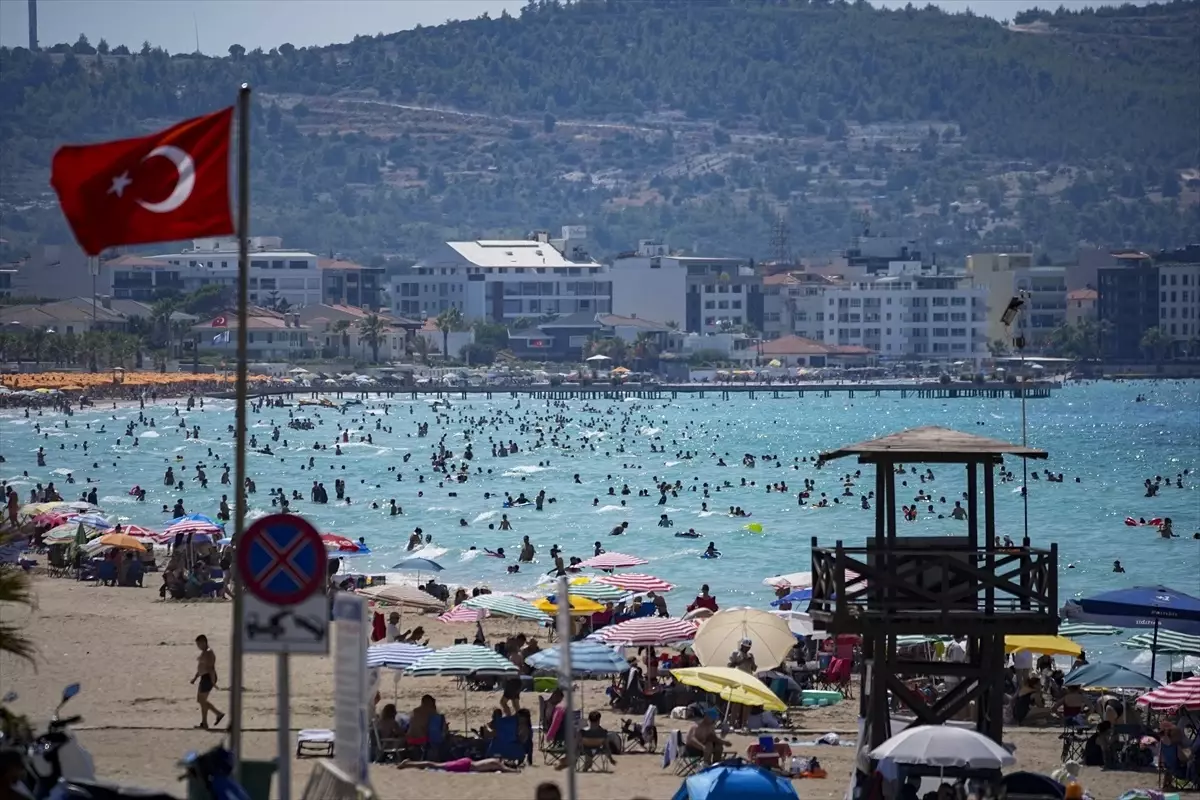 İzmir'de Sıcak Hava Dolayısıyla Çeşme Sahilleri Doldu