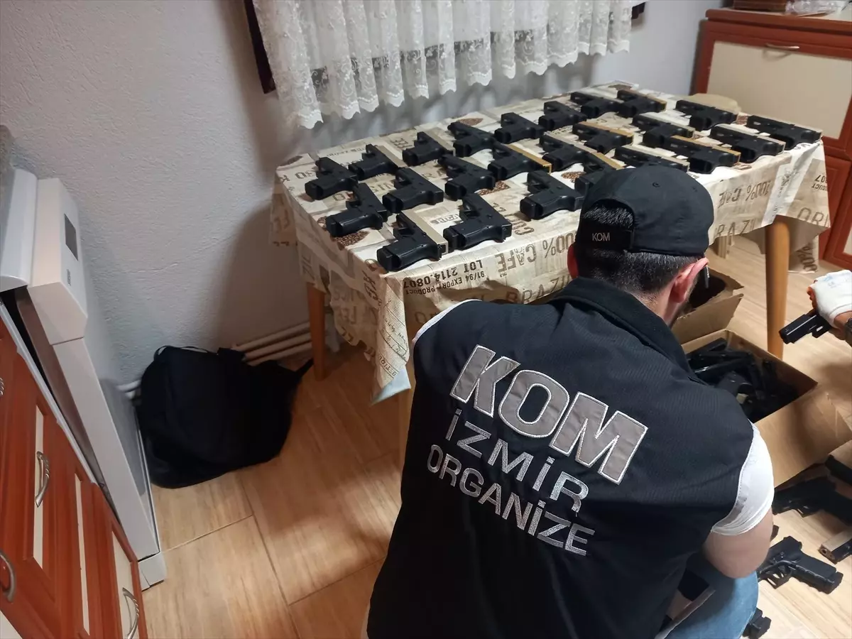 İzmir'de Yasa Dışı Silah Ticareti Operasyonu: 9 Şüpheli Tutuklandı