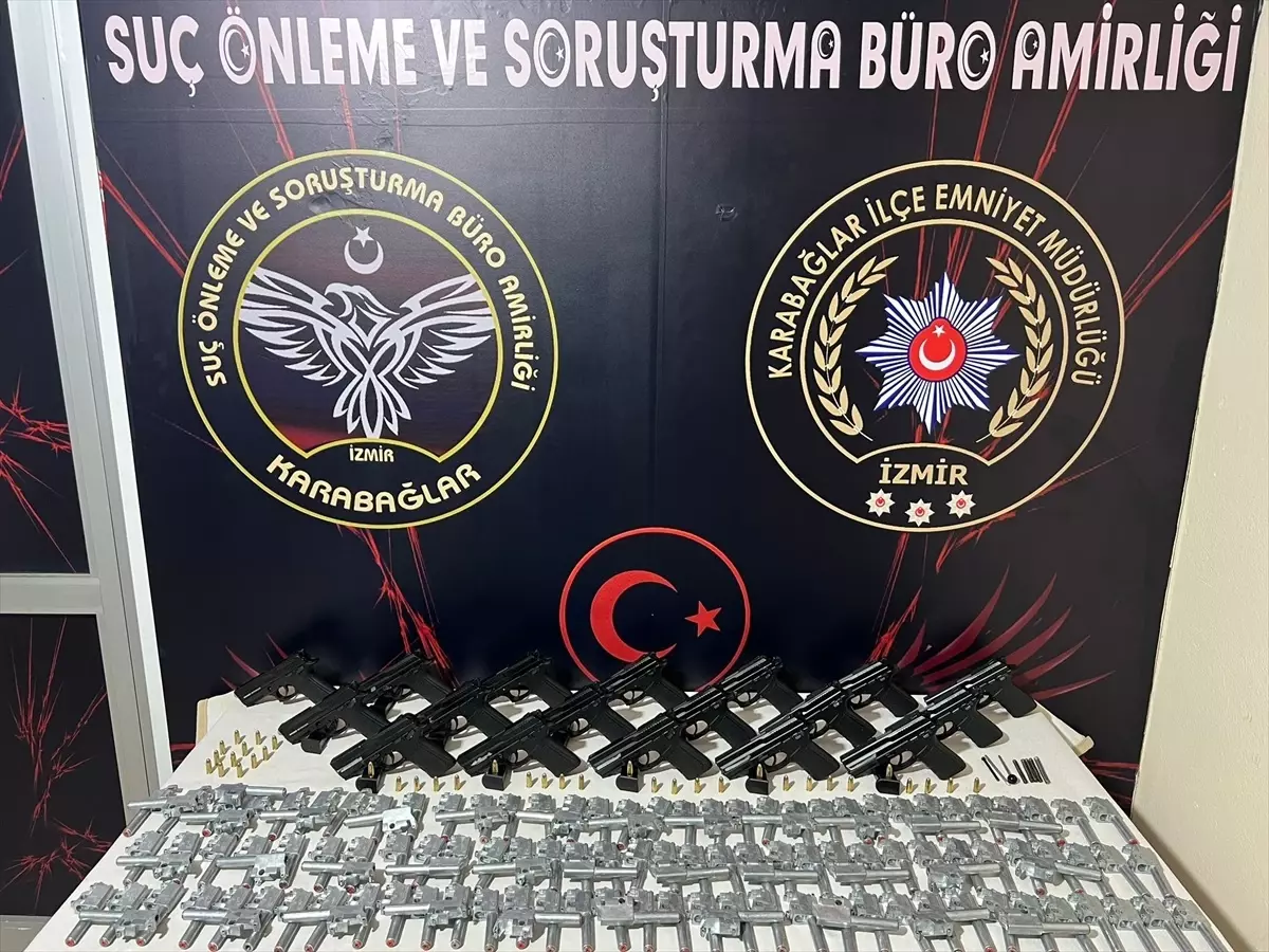İzmir'de Yasa Dışı Silah Ticareti Operasyonu: Baba ve 2 Oğlu Gözaltında
