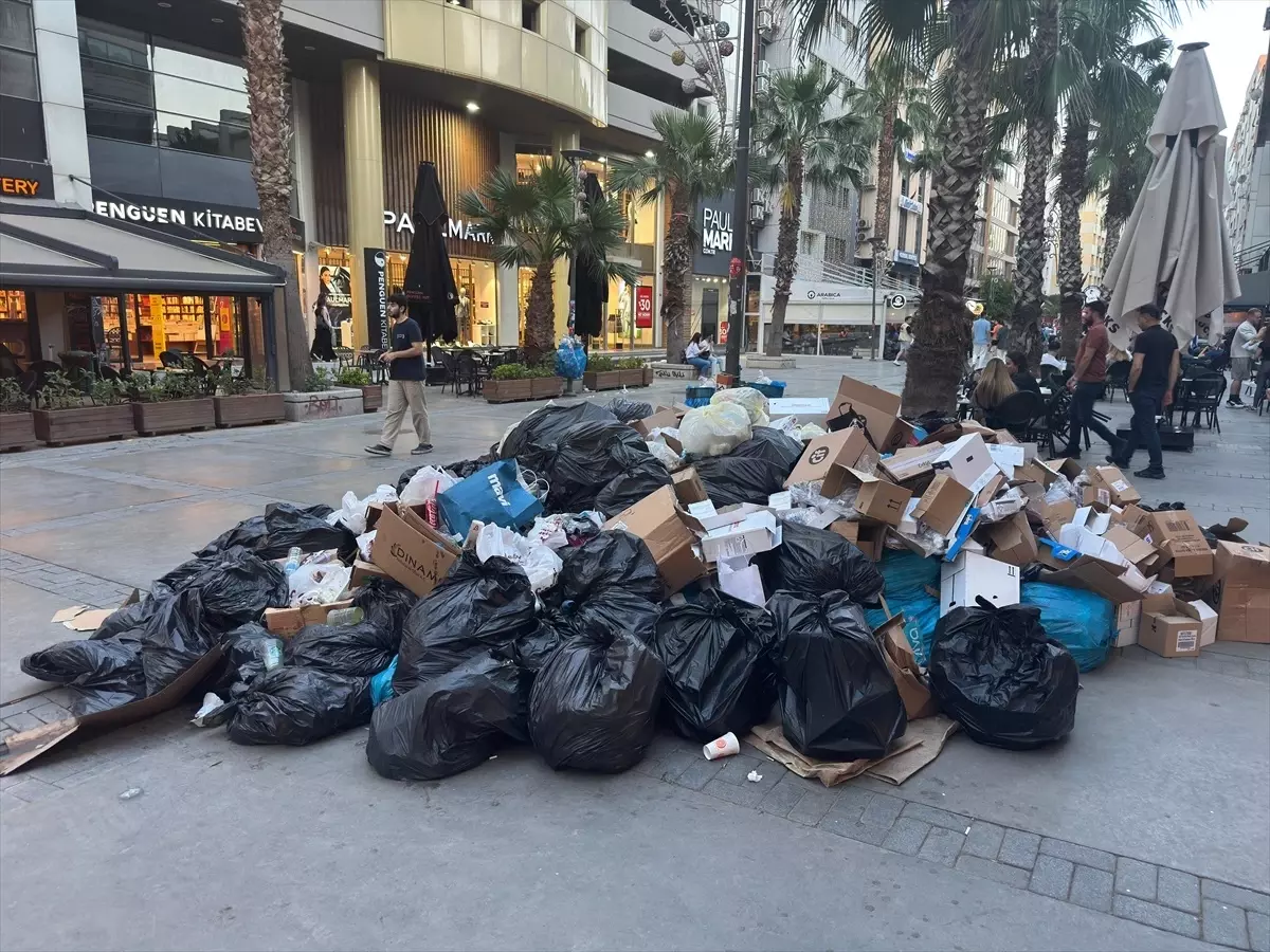 İzmir'de Grev Sebebiyle Çöpler Toplanmıyor: Vatandaşlar Tepki Gösteriyor