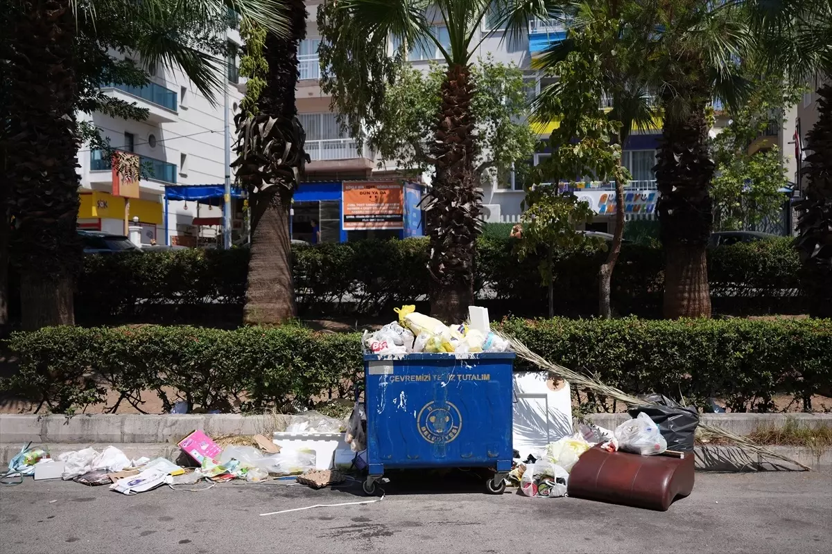 İzmir'de Çöp Yığınları ve Kötü Koku Vatandaşları Rahatsız Ediyor