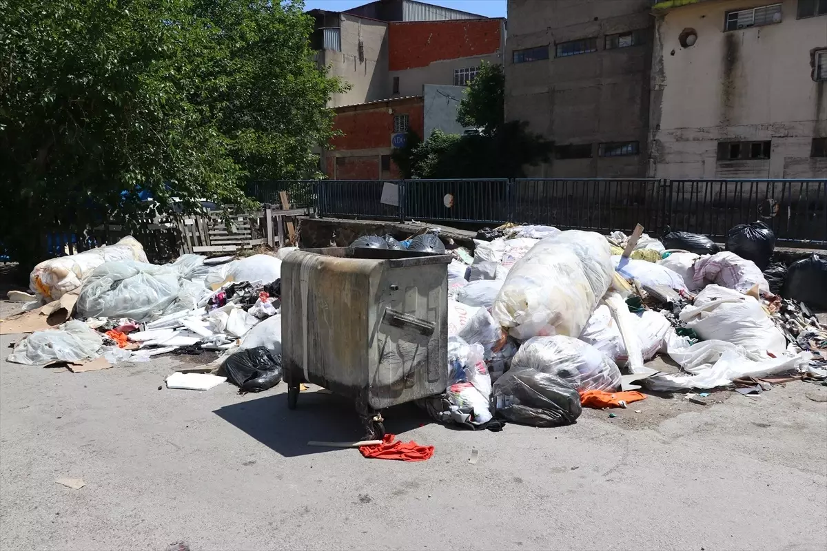 İzmir'de Mobilya Atıkları Kirliliğe Yol Açıyor
