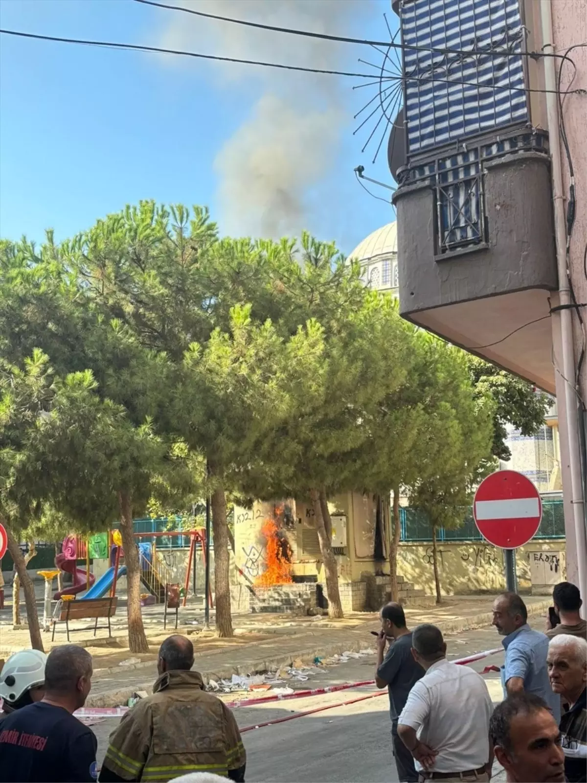 İzmir'de Trafoda Yangın: Alevler Hızla Söndürüldü