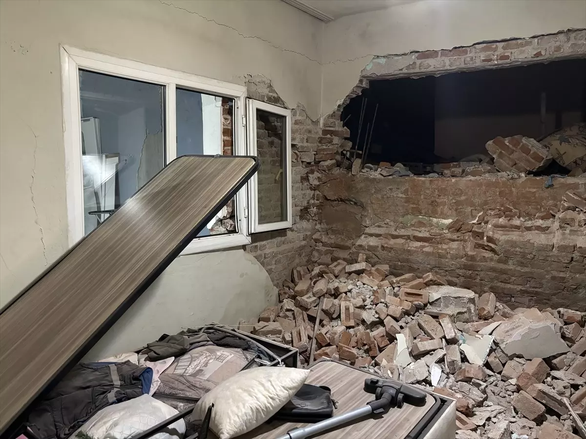 Buca Onat Tüneli İnşaatı Sebebiyle Evlere Zarar Verildi