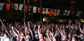 A Milli Basketbol Takımı'nın Final Maçını İzmir'de Dev Ekrandan İzlediler
