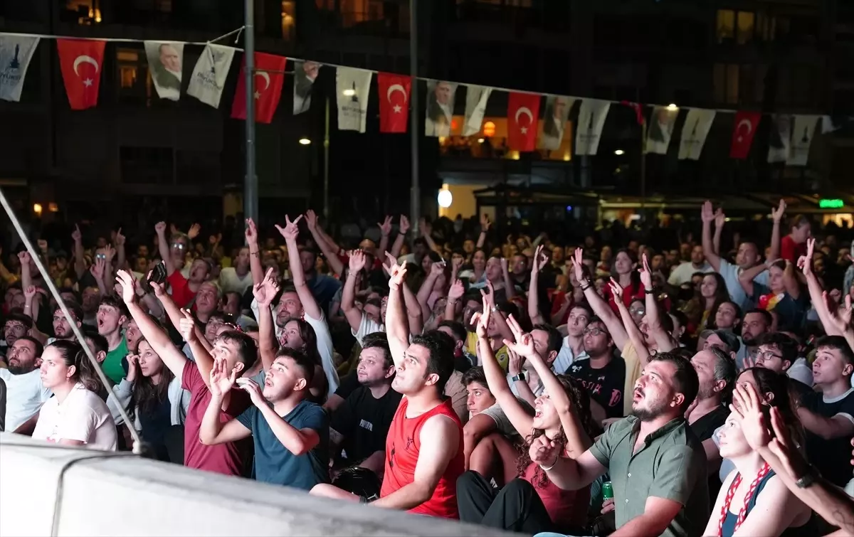 A Milli Basketbol Takımı'nın Final Maçını İzmir'de Dev Ekrandan İzlediler
