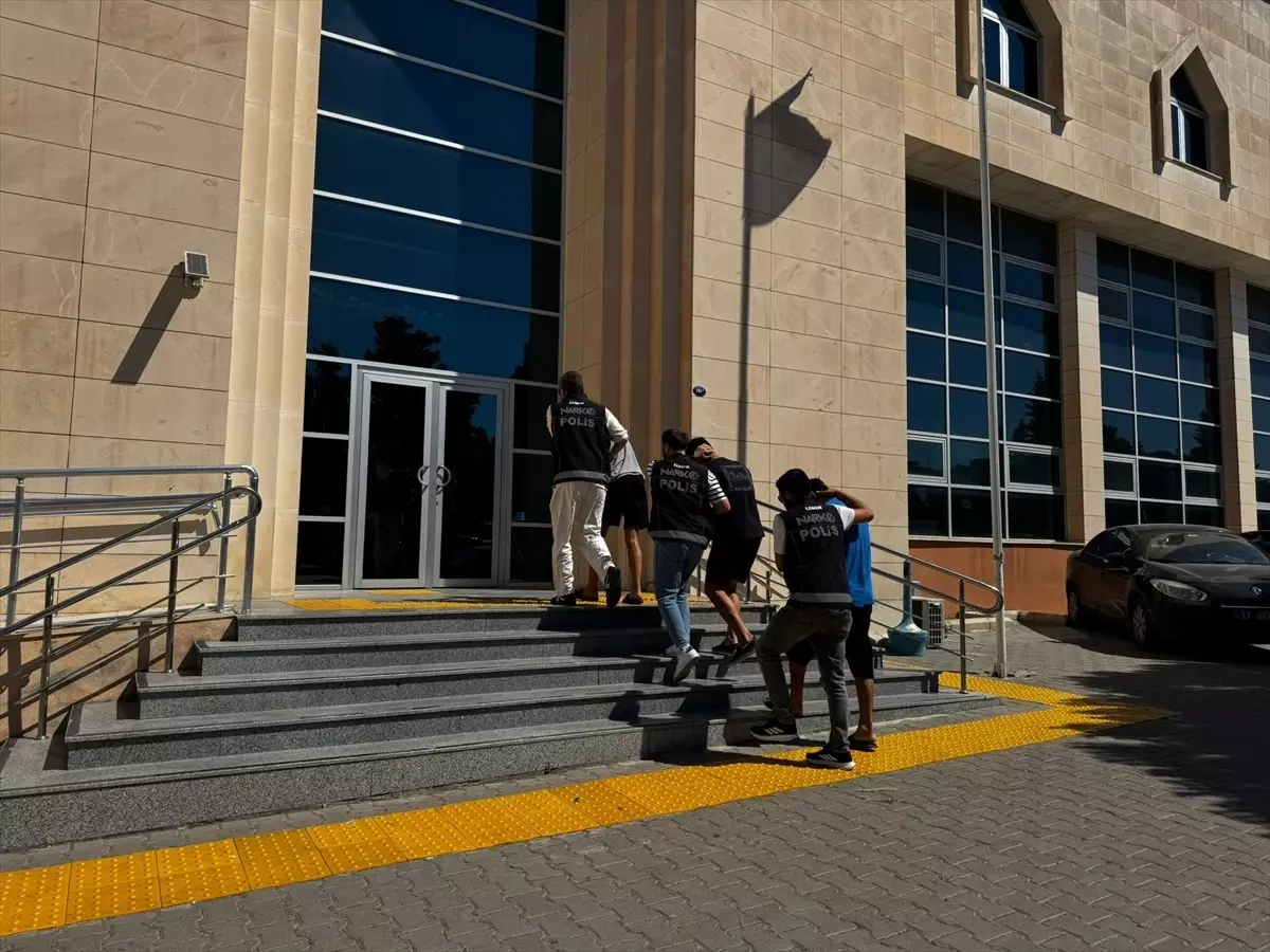 Çeşme ve Çevresinde Uyuşturucu Operasyonu: 11 Tutuklama