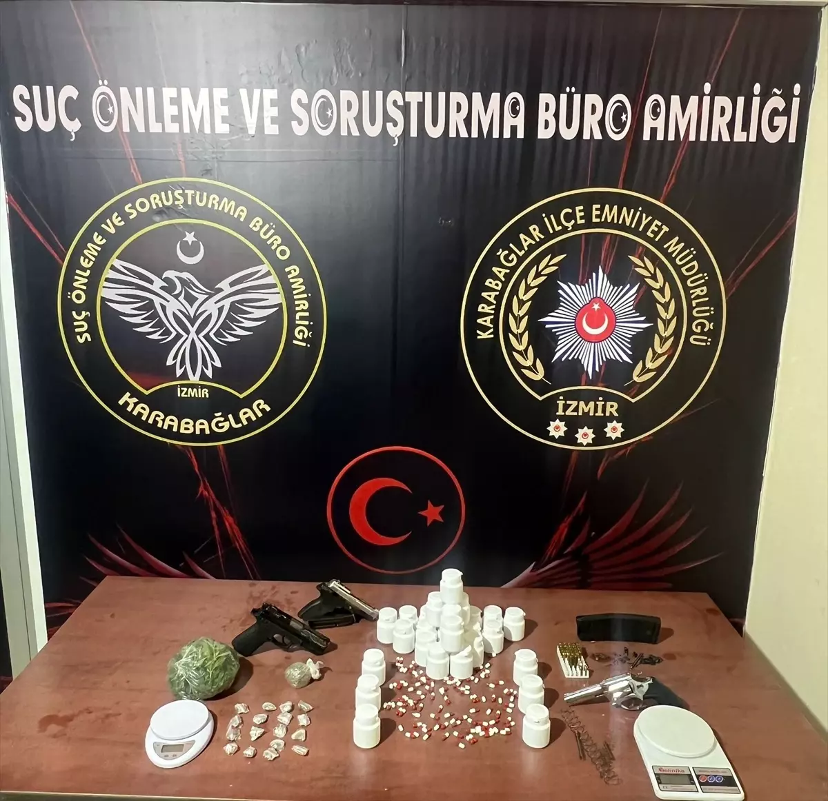 İzmir'de Uyuşturucu ve Silah Ticareti Operasyonu: 2 Gözaltı
