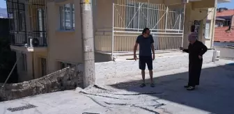 Mahalle Sakinleri, Toz ve Bozuk Yol İçin Halı Serdi