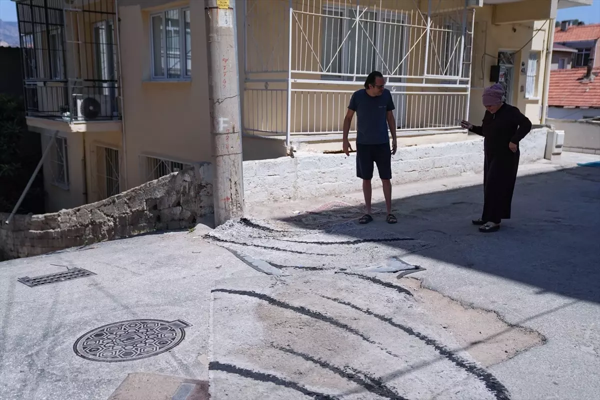 Mahalle Sakinleri, Toz ve Bozuk Yol İçin Halı Serdi