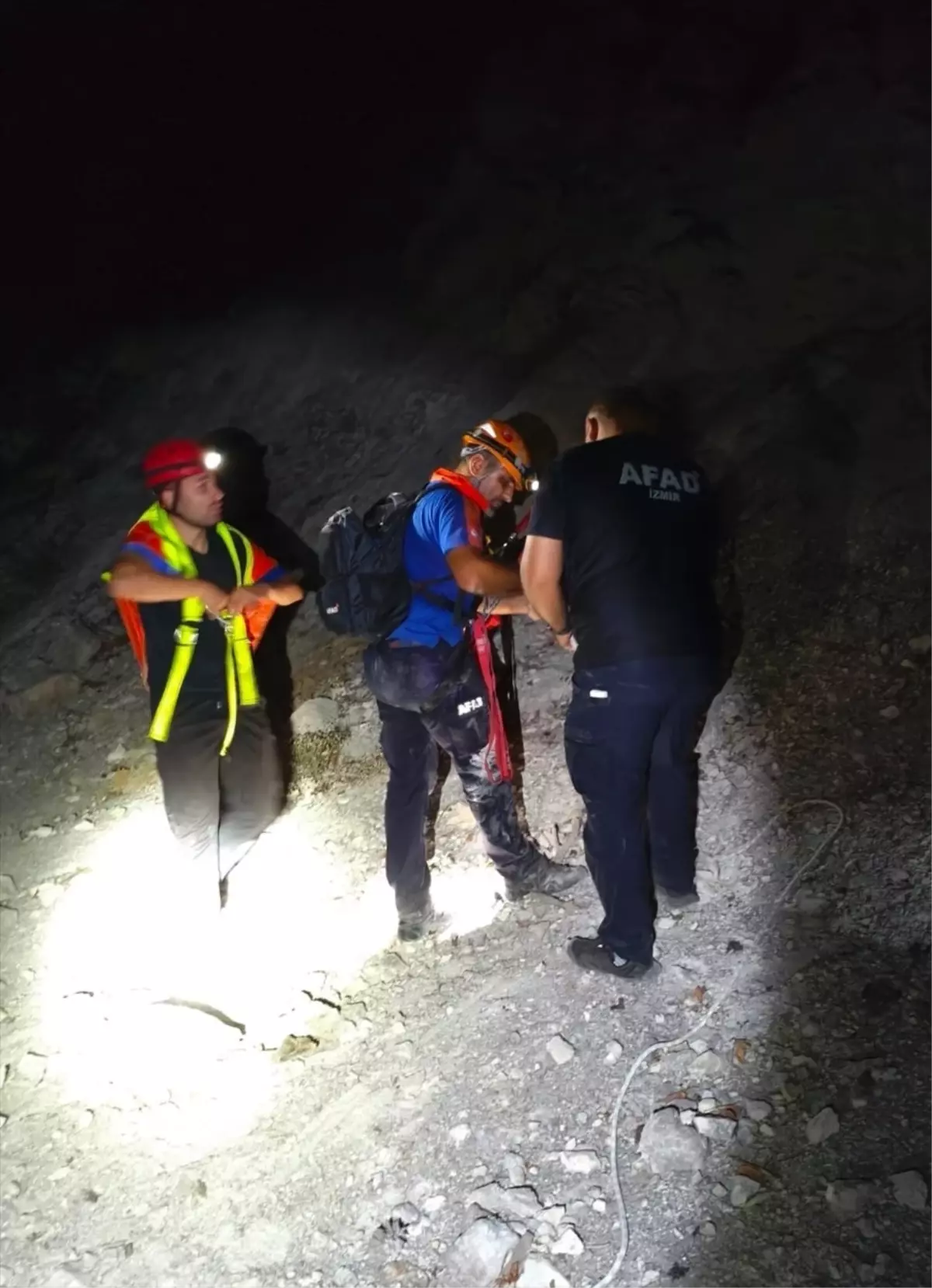 İzmir'de Mahsur Kalan Gençler Kurtarıldı