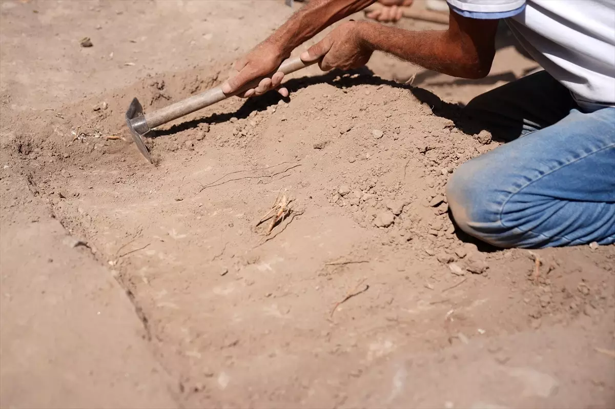 Smyrna Höyüğü'nde 5 Bin Yıllık Geçmişi Aydınlatacak Kazılar Devam Ediyor