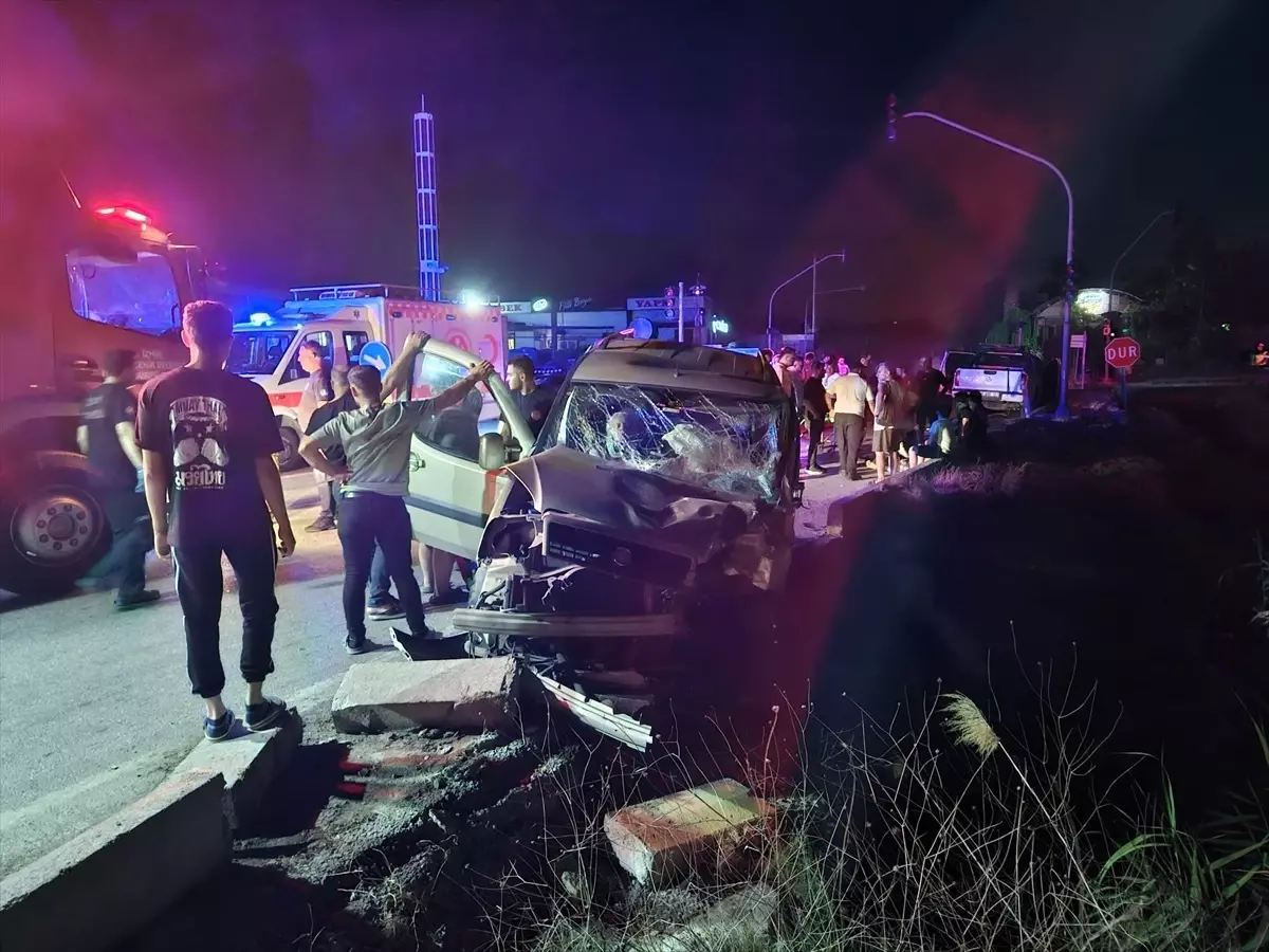 İzmir'de Trafik Kazaları: 1 Ölü, 15 Yaralı