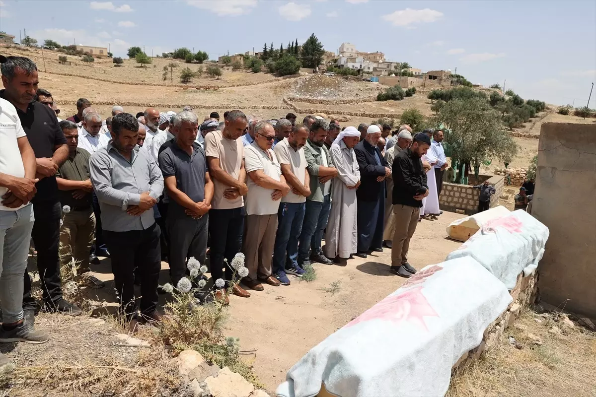 İzmir'deki Trafik Kazasında Hayatını Kaybeden Kardeşler Mardin'de Defnedildi