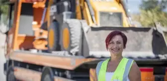 Kadın Çekici Operatörü Munise Demirer, İzmir'de Örnek Oluyor