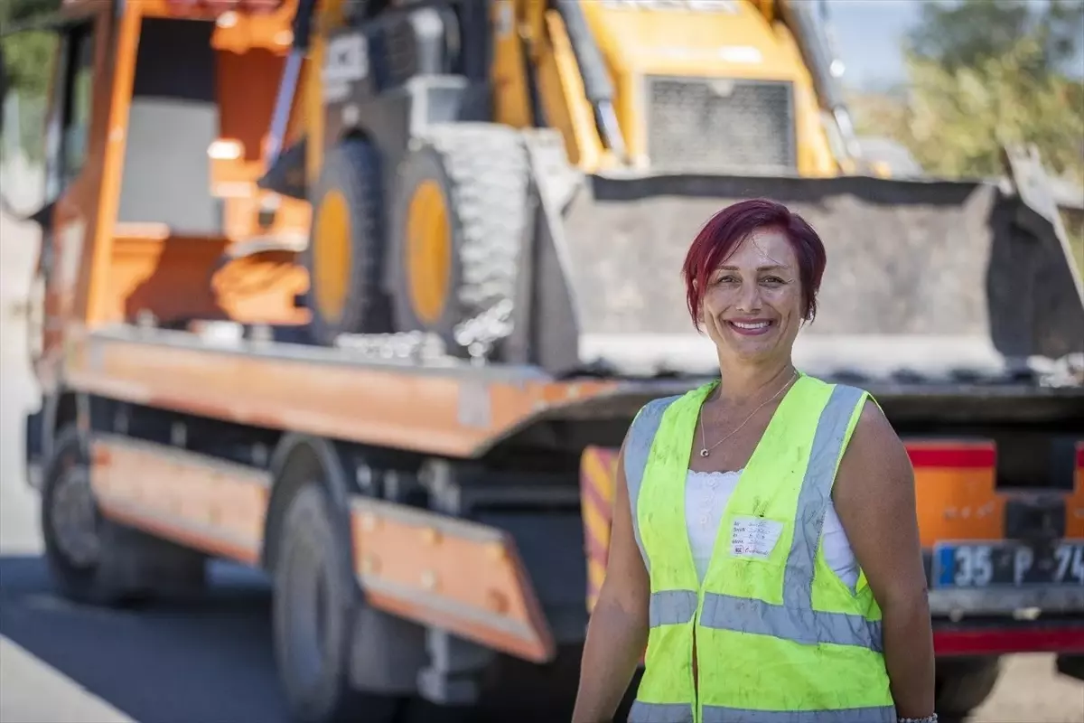 Kadın Çekici Operatörü Munise Demirer, İzmir'de Örnek Oluyor