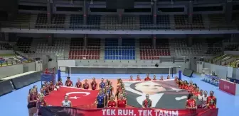 İzmir'de Kadın Voleybol Takımları 'Karma Takım' ile Kurtuluş Gününü Kutladı