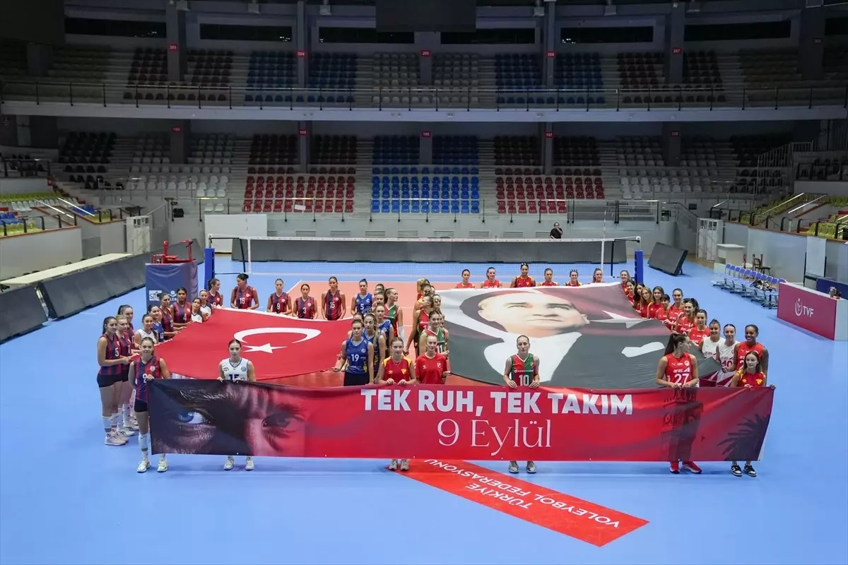 İzmir'de Kadın Voleybol Takımları 'Karma Takım' ile Kurtuluş Gününü Kutladı
