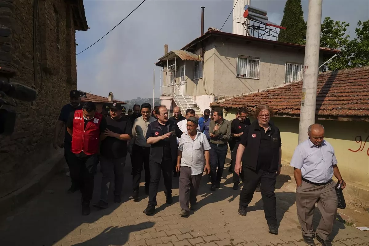 İzmir'deki Orman Yangını Büyüyor: Bir Kişi Hayatını Kaybetti