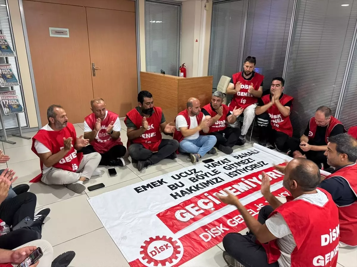 Karşıyaka Belediyesi işçileri, maaş alamadıkları gerekçesiyle eylem yaptı