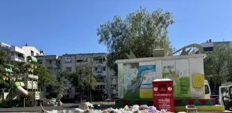 Karşıyaka'da Biriken Çöp Yığınları Vatandaşları Rahatsız Ediyor