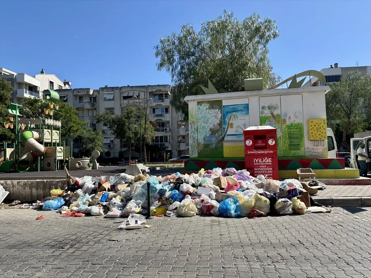 Karşıyaka'da Biriken Çöp Yığınları Vatandaşları Rahatsız Ediyor