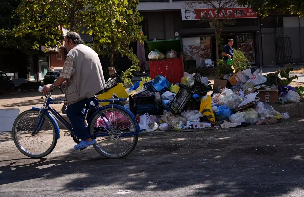Karşıyaka'da Çöp Sorunu Protesto Ediliyor