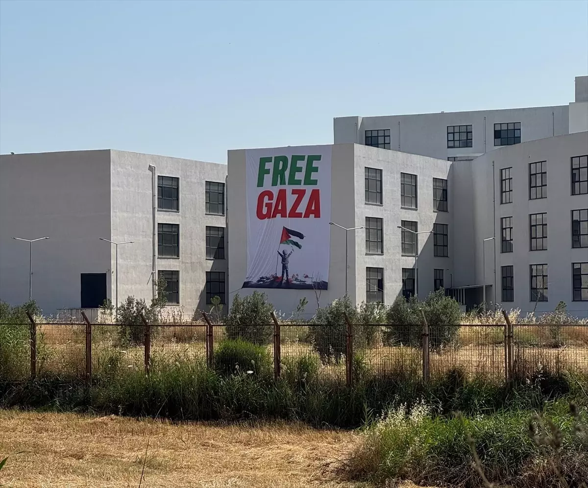 İzmir Katip Çelebi Üniversitesi dev pankartla İsrail'i protesto etti