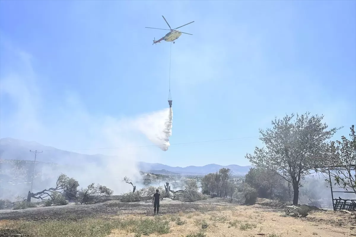 İzmir'de Yangın Paniği: Mahalleler Tahliye Edildi