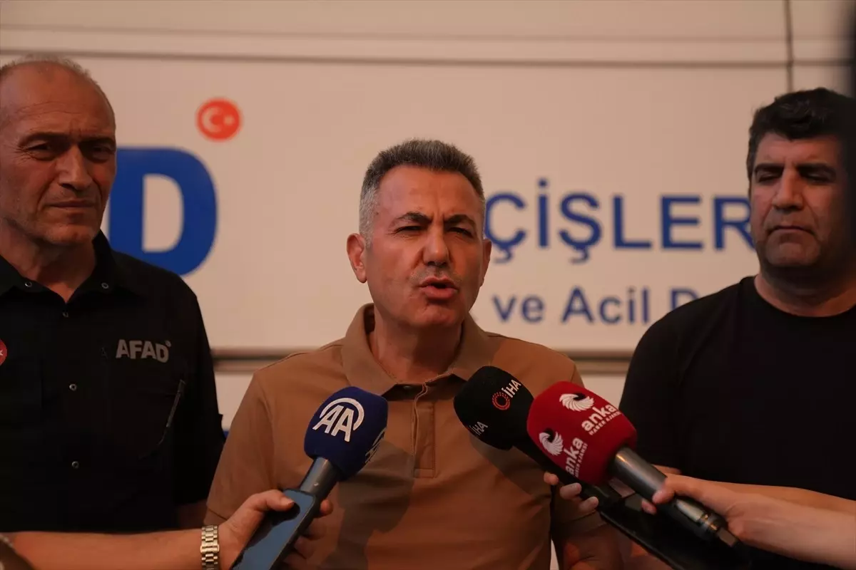 İzmir'de Orman Yangını: 5 Mahalle Tahliye Edildi